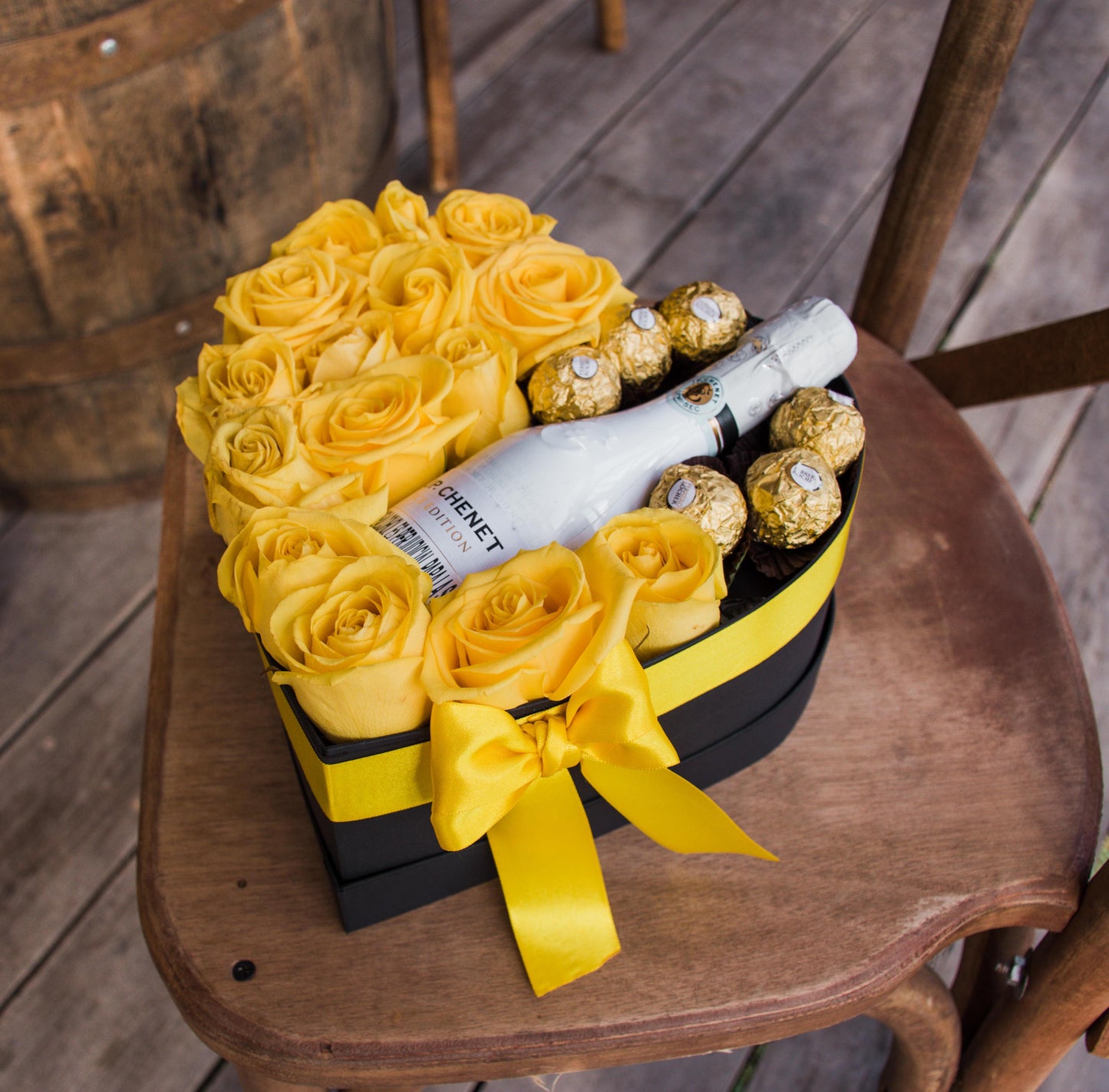 Corazon 15 Rosas 🌹+ 6 Chocolates 🍫 + Jp Chanet 200 ml 🍾
