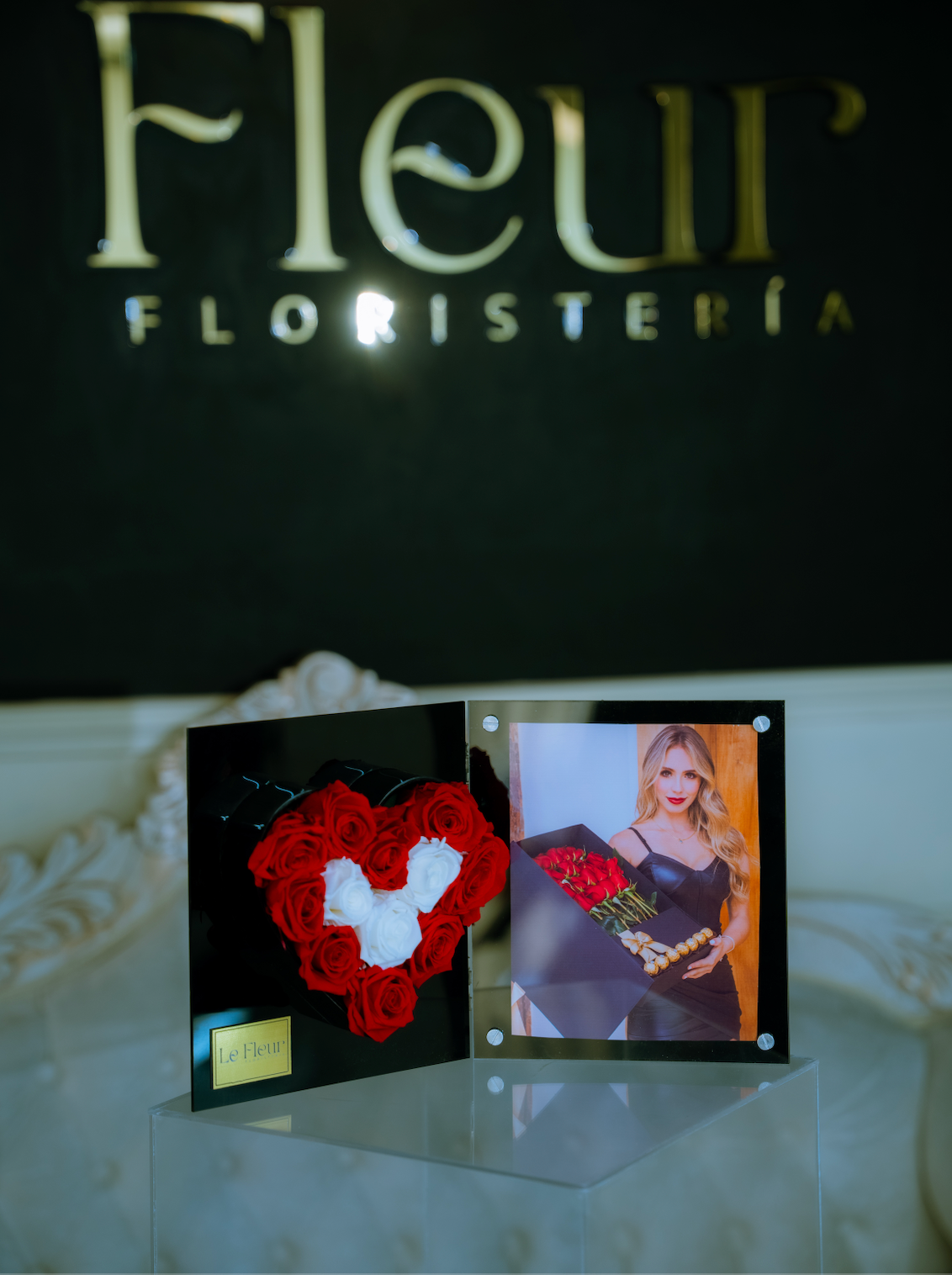 Portarretratos acrilico con 12 Rosas Preservadas Con mas de 5 años de duración 🌹