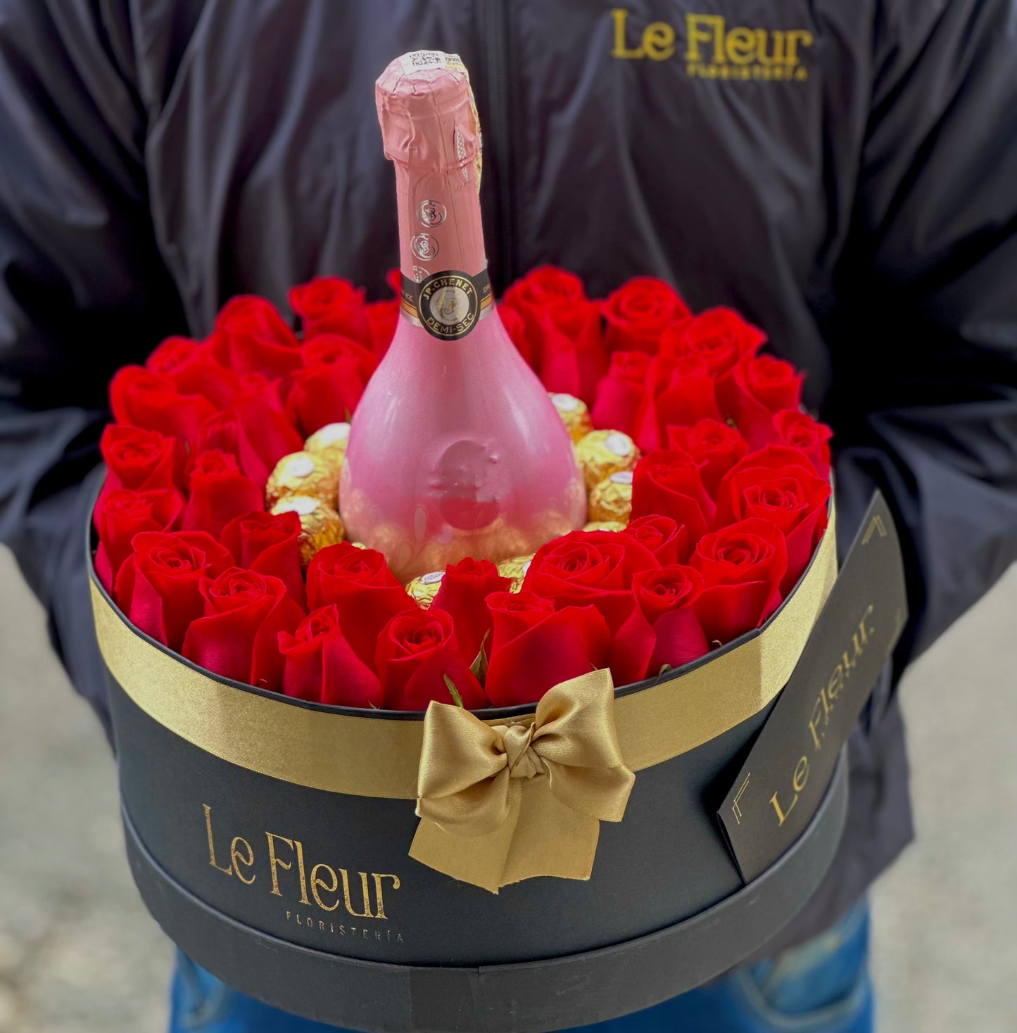 Cilindro Grande 70 Rosas 🌹 + Botella Jp Chanet🍾 + 12 Ferrero 🍫