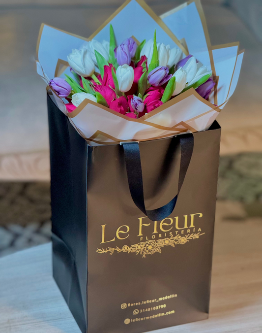 Buquet De 20 Tulipanes Importados Holandeses + 40 Rosas De Exportación 🌹 En Empaque de lujo