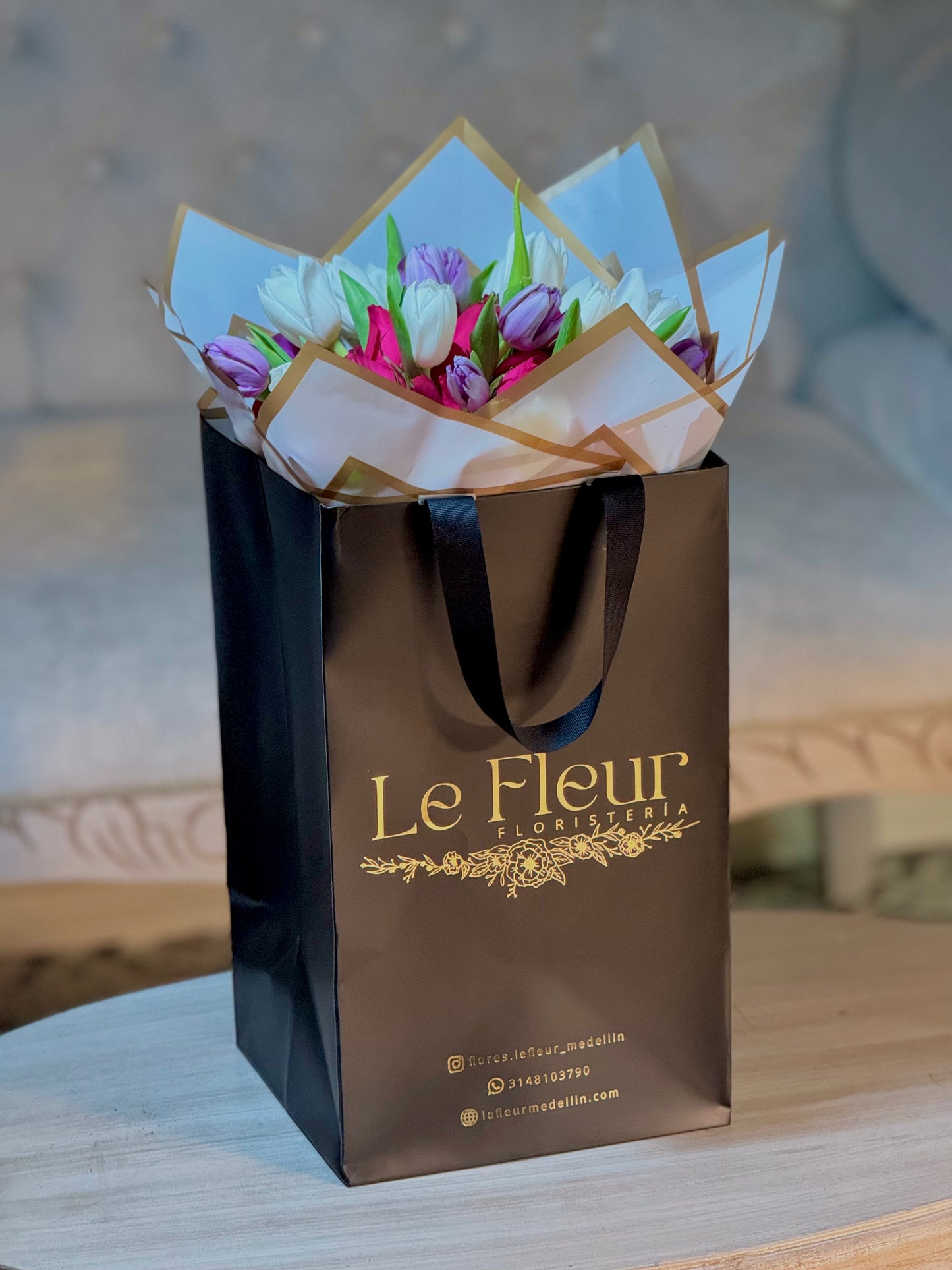 Buquet De 20 Tulipanes Importados Holandeses + 40 Rosas De Exportación 🌹 En Empaque de lujo