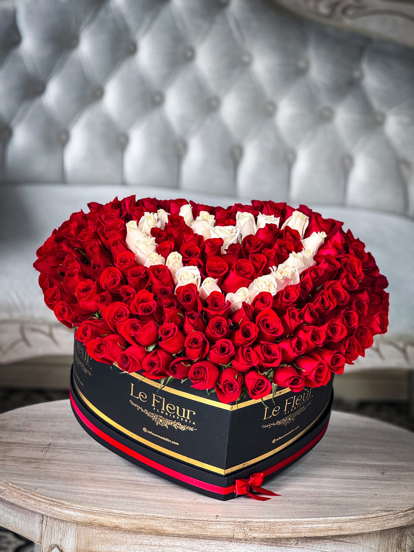 Corazon Gigante 3D con 250 Rosas con corazon blanco con rojo🌹