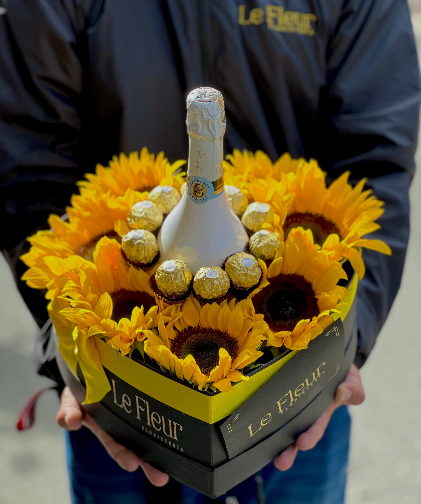 Corazon Grande 10 Girasoles 🌻+ 10 Ferrero 🍫 + Botella JP Chanet 🍾