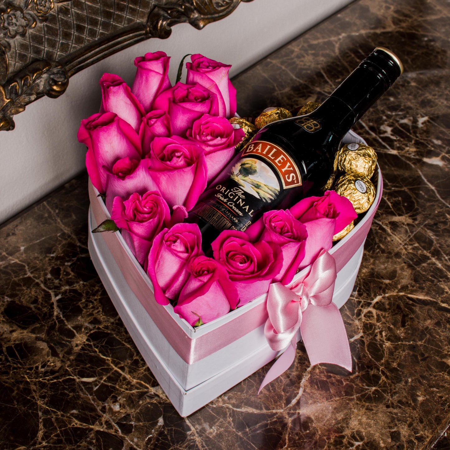 Corazon 15 Rosas 🌹+ 6 Chocolates 🍫 + Baileys 375 ml 🍾