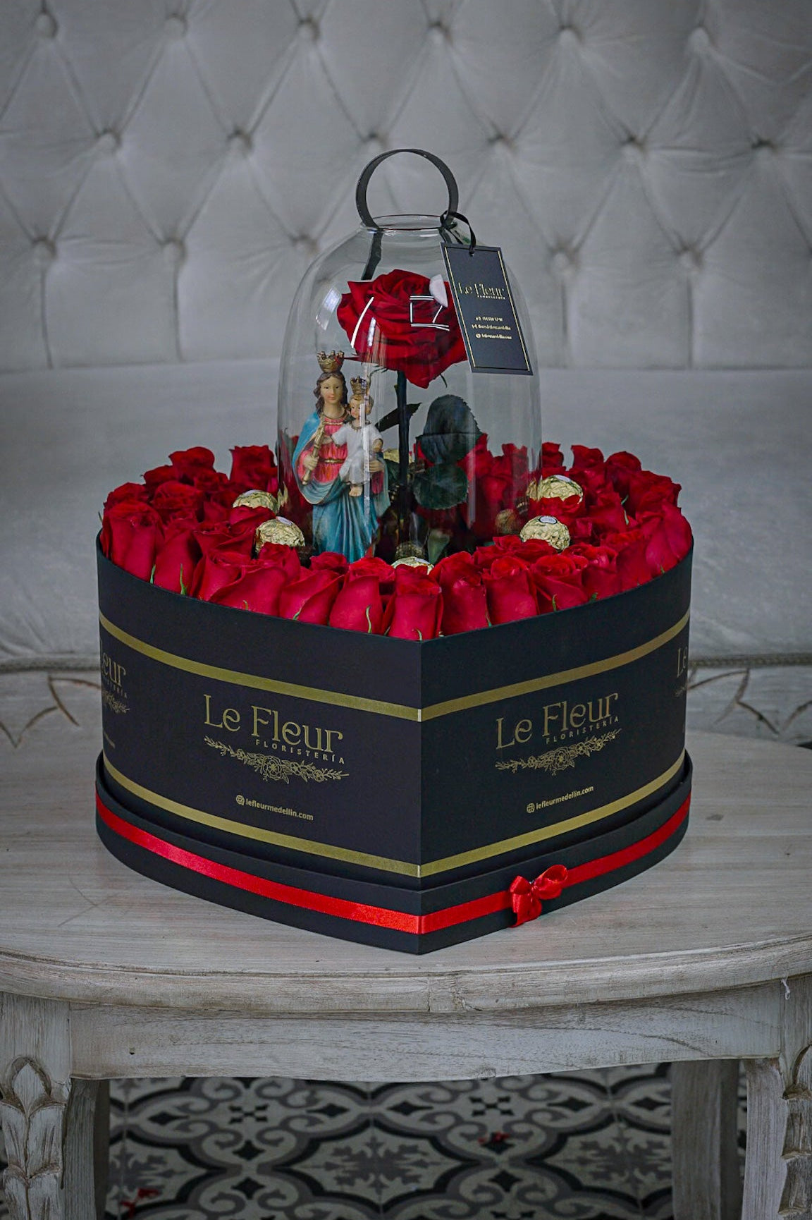 Corazon 60 Rosas + 12 ferrero 🌹 + Rosa Preservada XL Con Virgen A Color