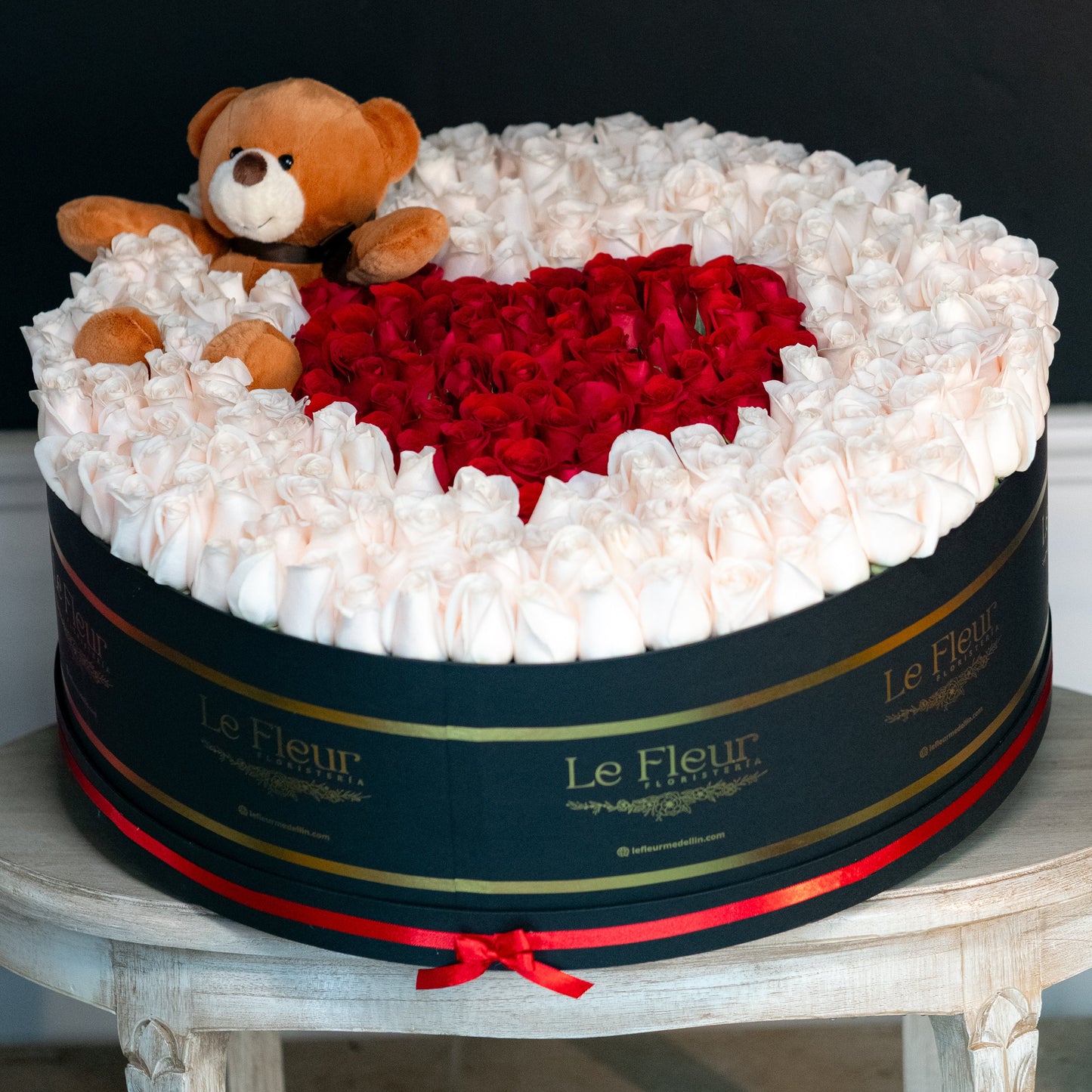 Cilindro Gigante con 300 Rosas + Peluche