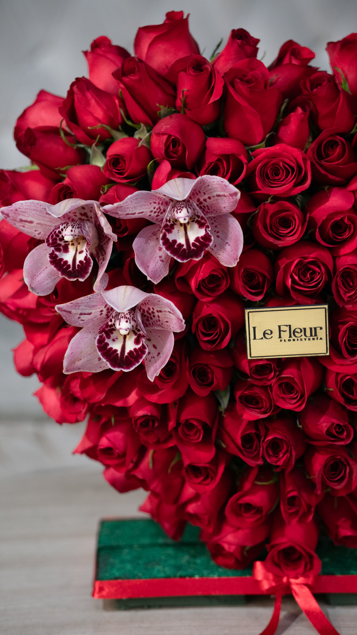 Corazon flotante 3D con 100 Rosas + 3 orquideas 🌹