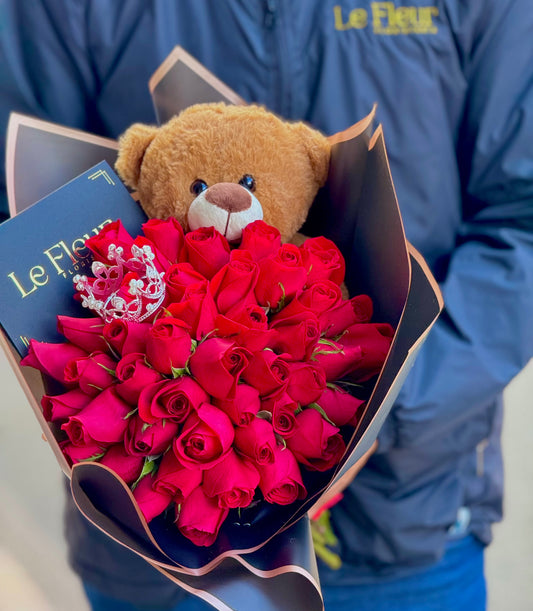 Buquet De 50 Rosas De Exportacion Mediano 🌹+ Corona Pequeña👑 + Peluche Pequeño🧸