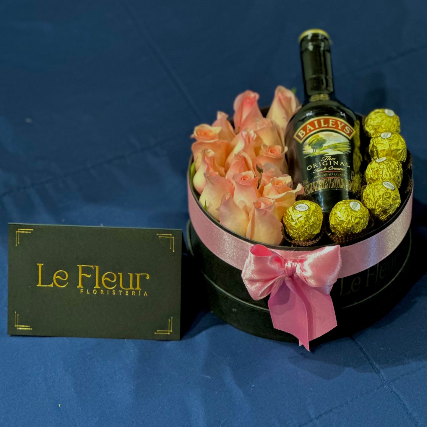 Cilindro 12 Rosas 🌹+ 6 Chocolates 🍫 + Bailyes 375 ml 🍾