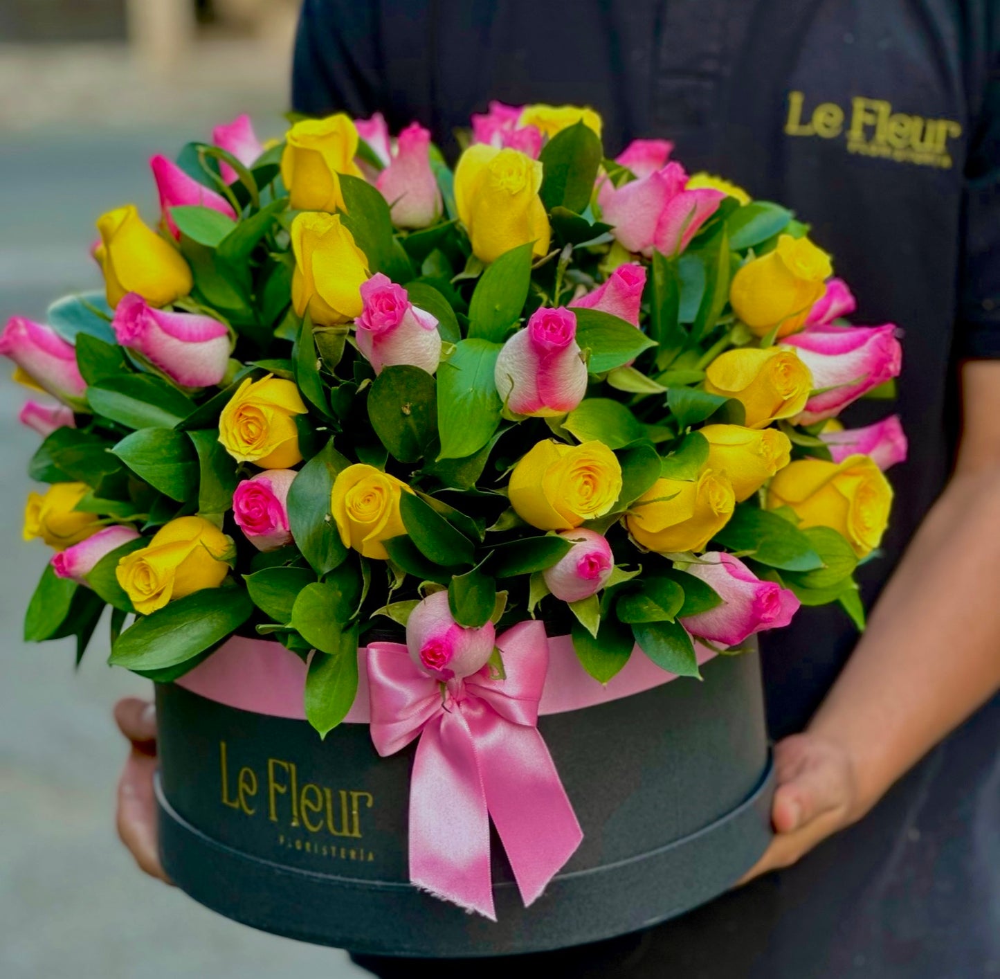 Pompon Con Rosas 🌹+ Follaje