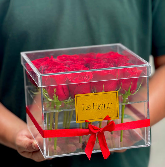 Caja Acrilica Con 16 Rosas Preservadas Con mas de 5 años de duración 🌹