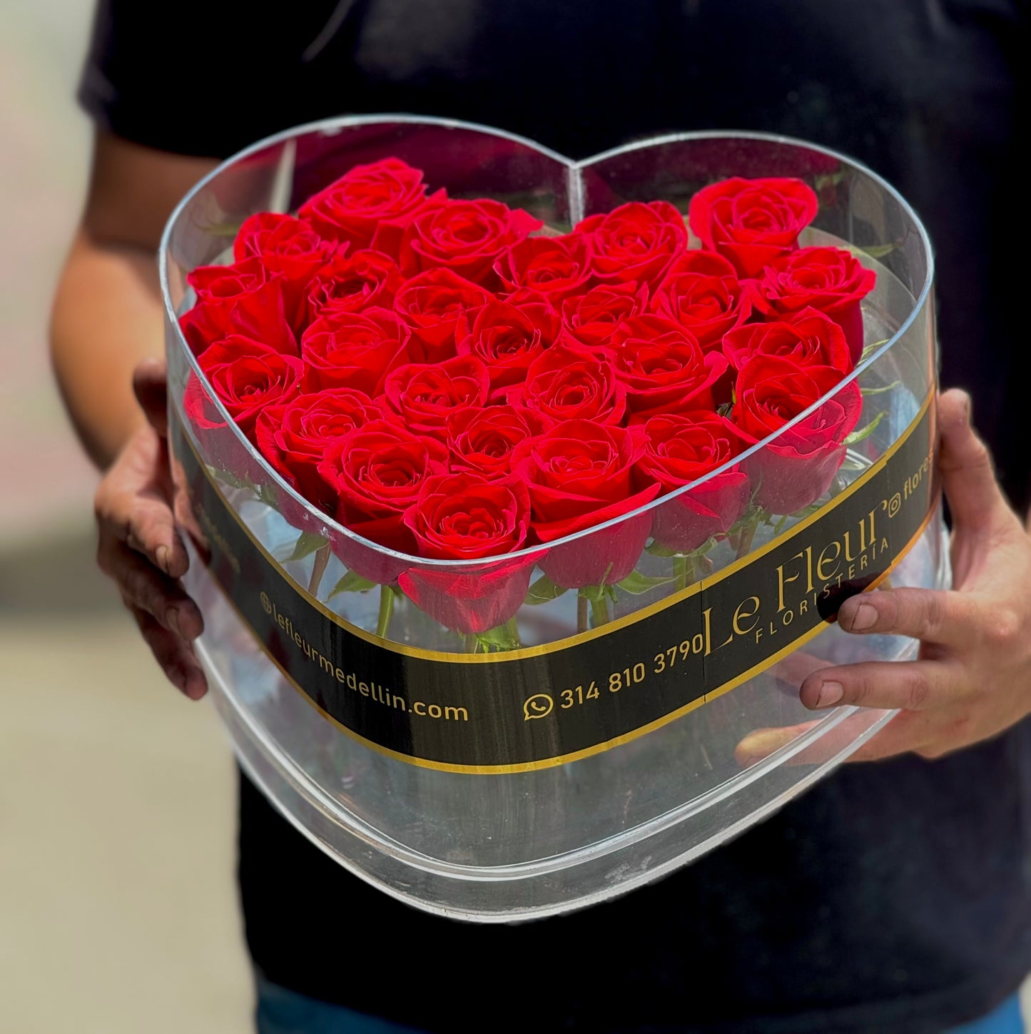 Corazon Acrilico Con 25 Rosas Preservadas de mas de 5 años de duración 🌹