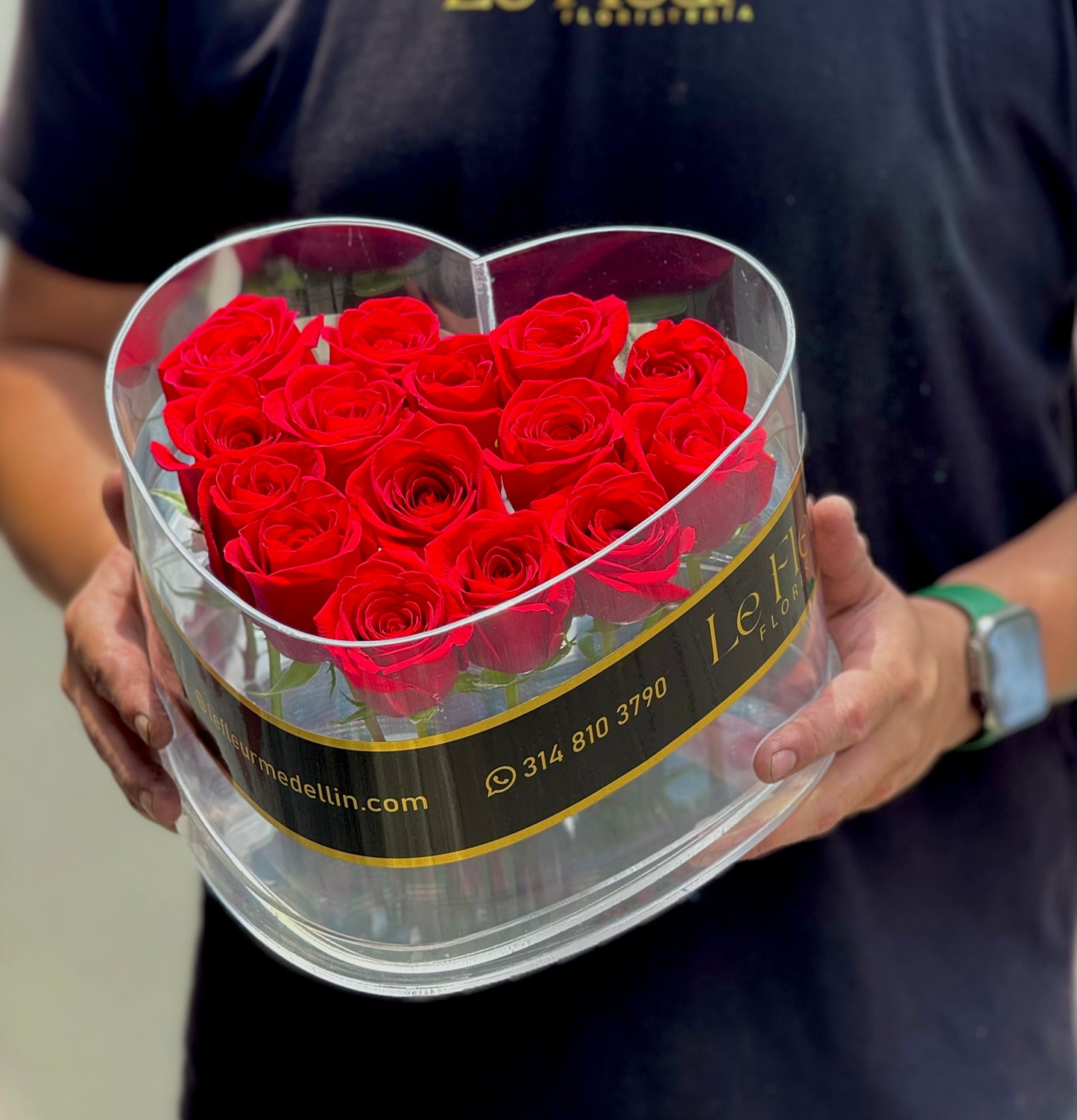 Corazon Acrilico Con 17 Rosas Preservadas de mas de 5 años de duración 🌹