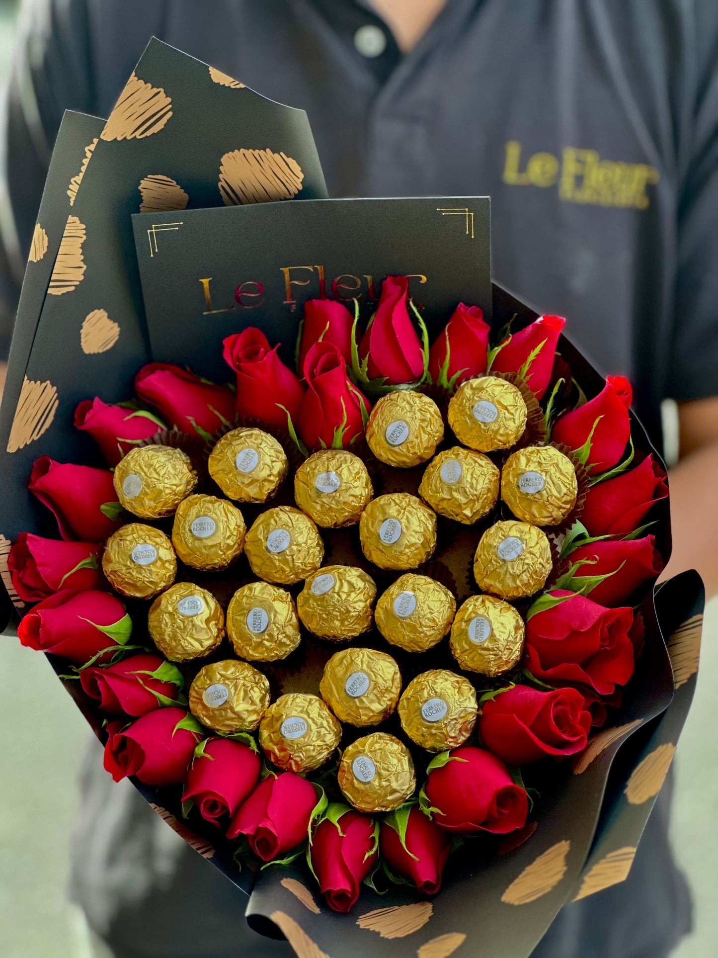 Buquet De Rosas 🌹 De Exportación Con Corazon De 21 Ferrero 🍫