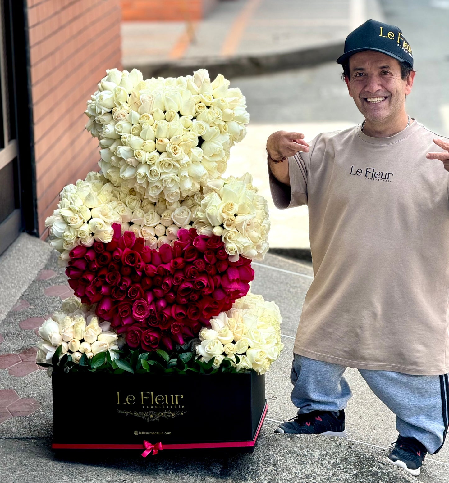 Oso Teddy 1.5 Metros 🧸Con 1.800 Rosas Hechos a Mano