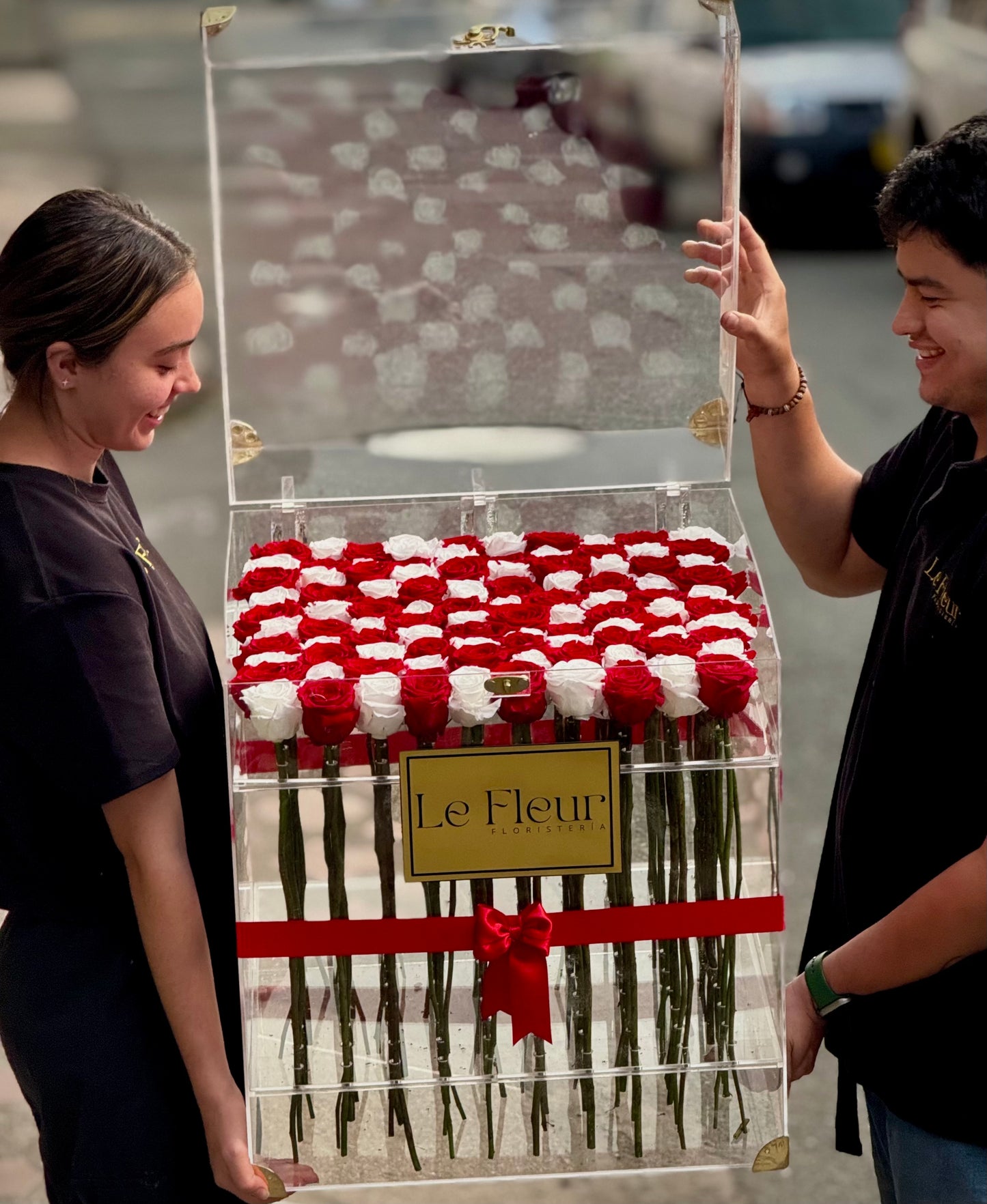 Baúl Acrilico Con 100 Rosas Preservadas Blancas y Rojas Con mas de 5 años de duración 🌹