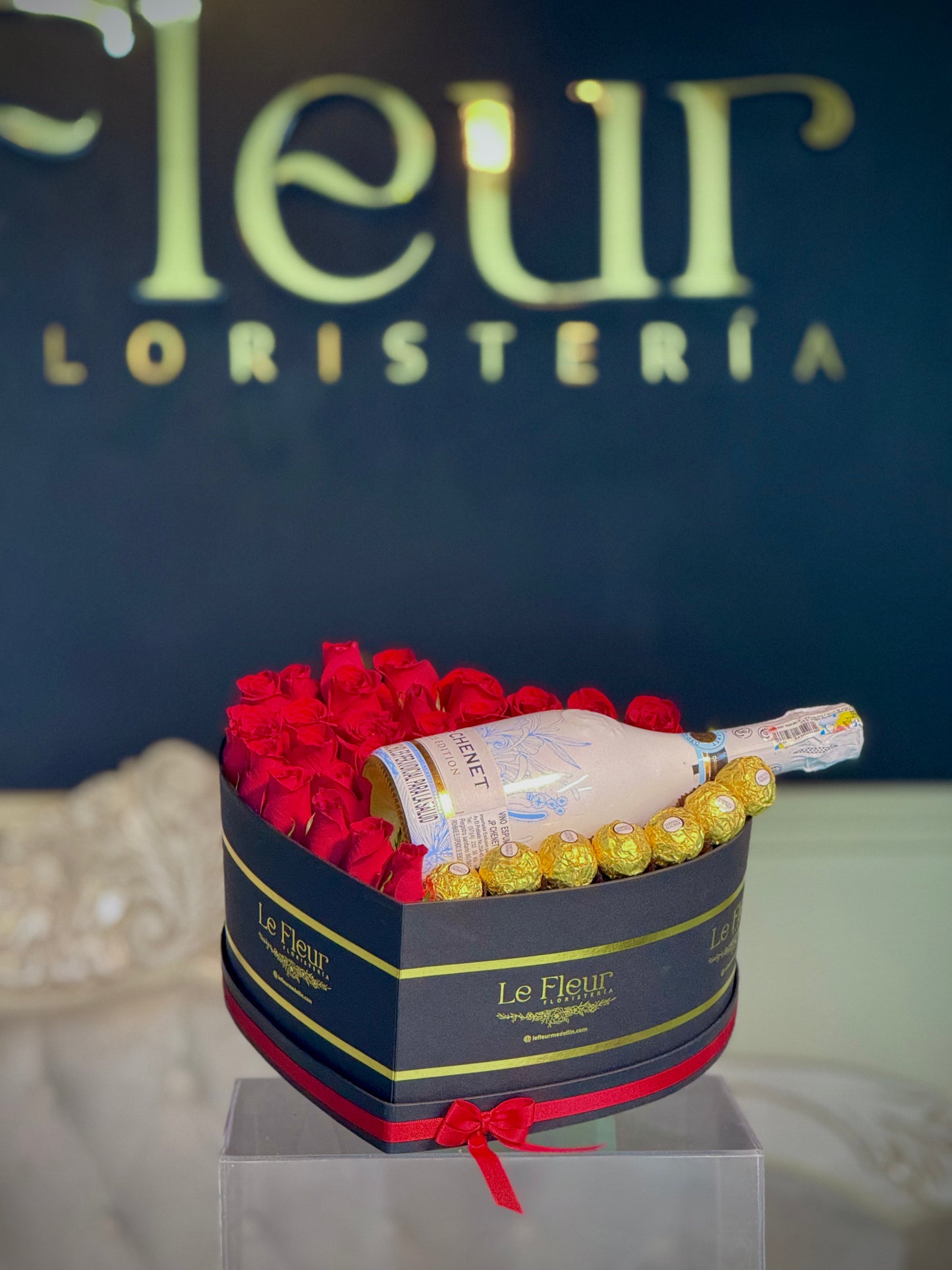 Corazon 35 Rosas 🌹+ 10 Chocolates 🍫 + Jp Chanet  750 ml 🍾