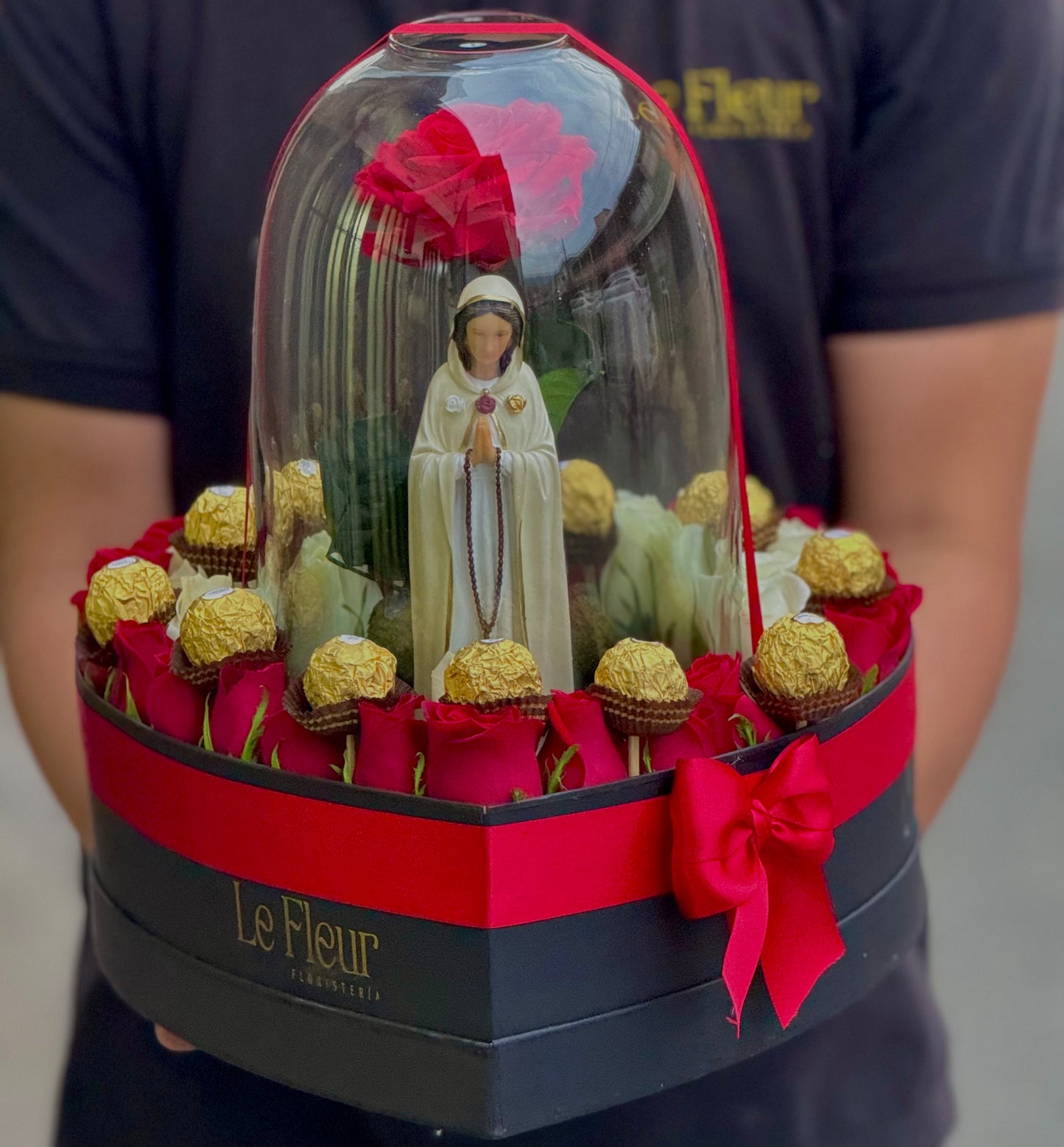 Corazon 60 Rosas + 12 ferrero 🌹 + Rosa Preservada XL Con Virgen A Color