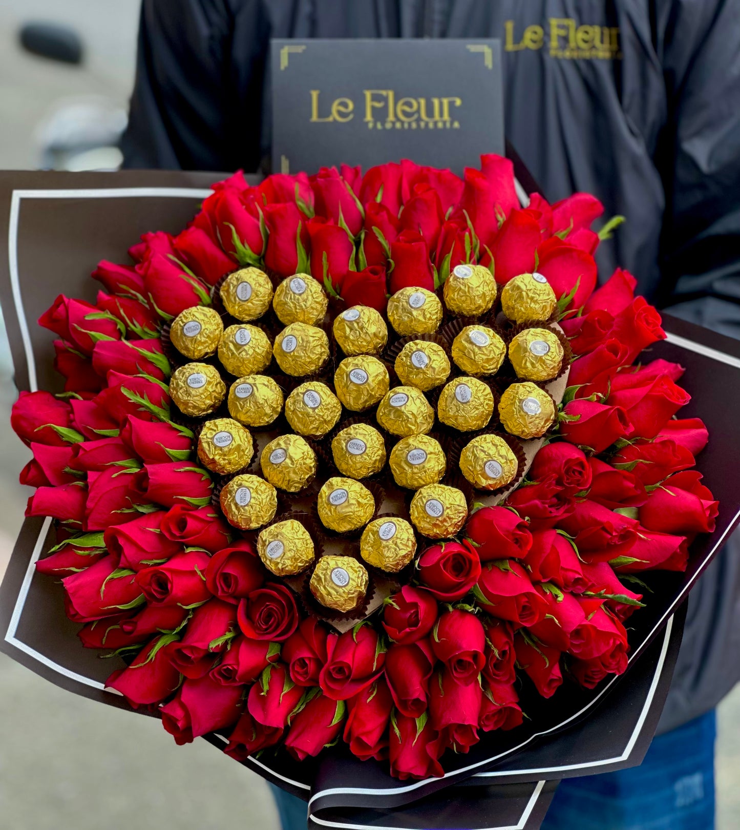 Buquet De Rosas 🌹 De Exportación Con Corazon De 21 Ferrero 🍫