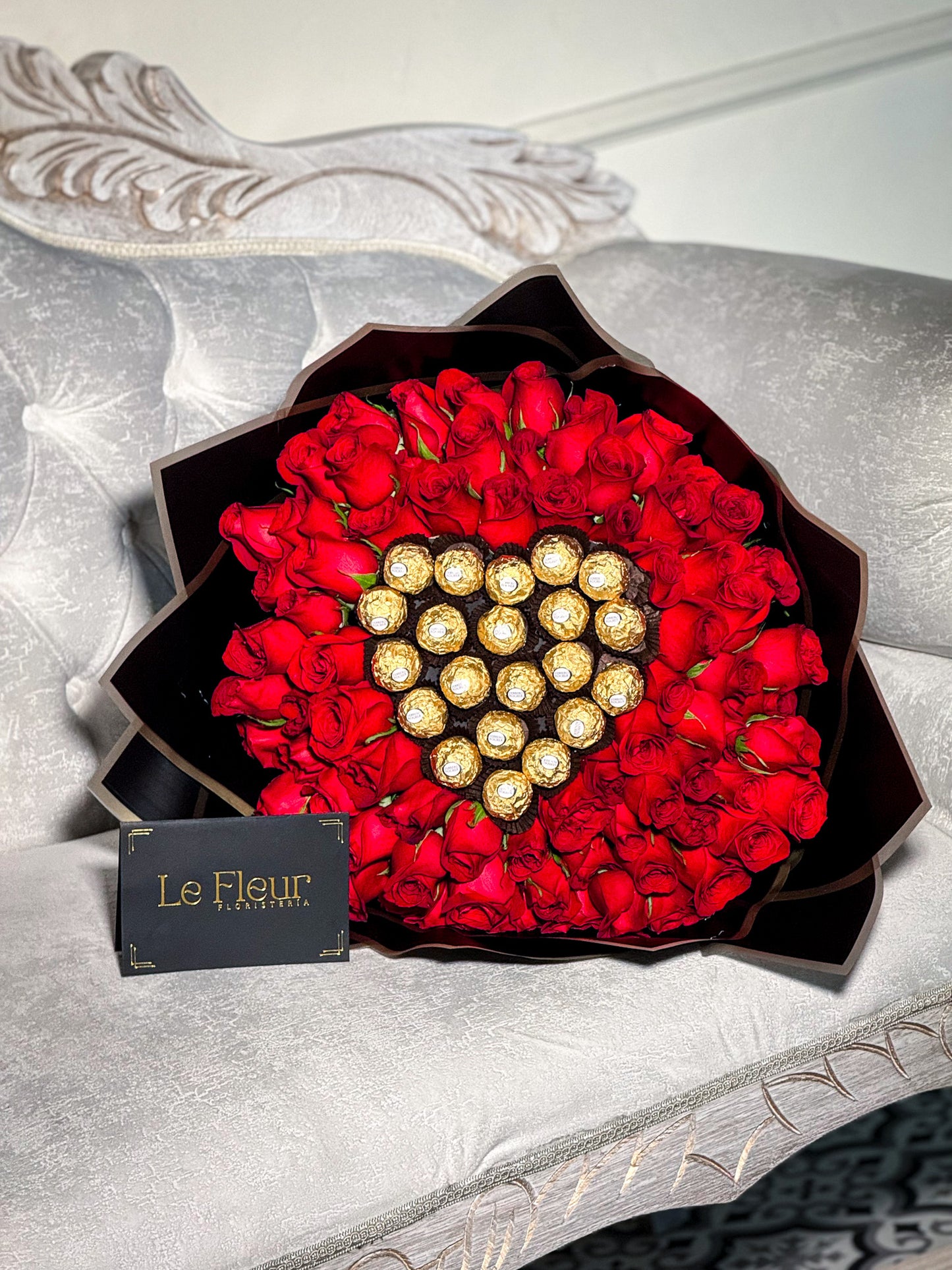 Buquet De 75 Rosas 🌹 De Exportación Con Corazon De 21 Ferrero 🍫